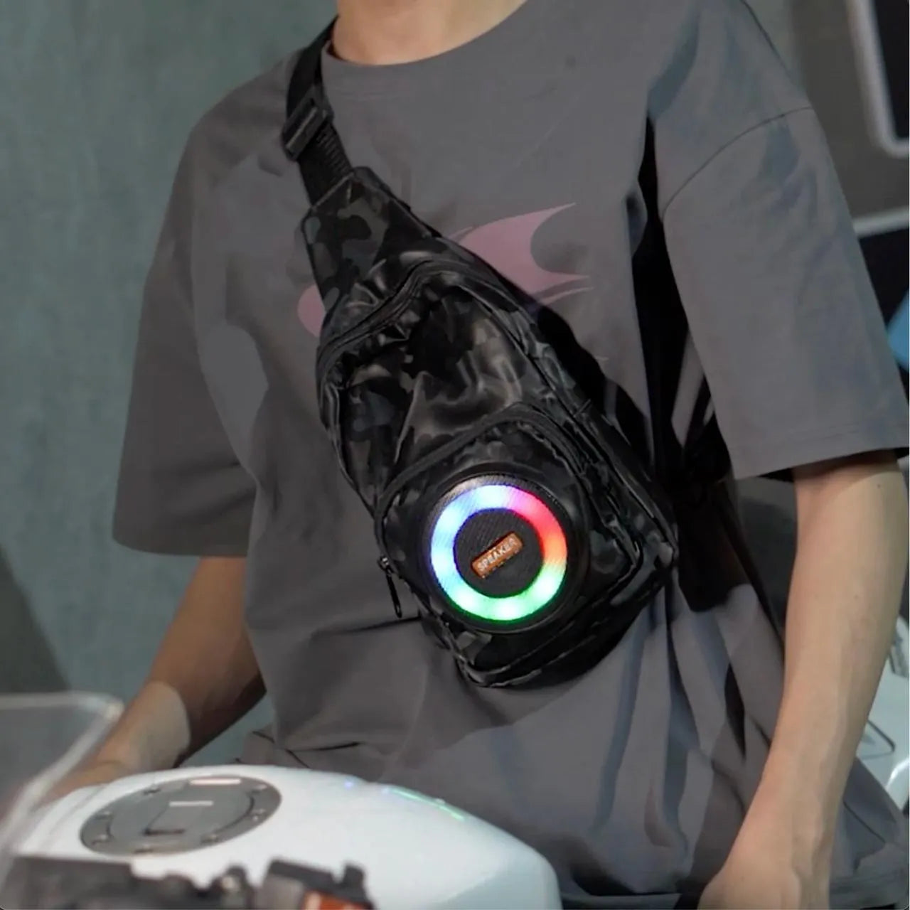 SlingBeat™ – Bandolera con Parlante Bluetooth